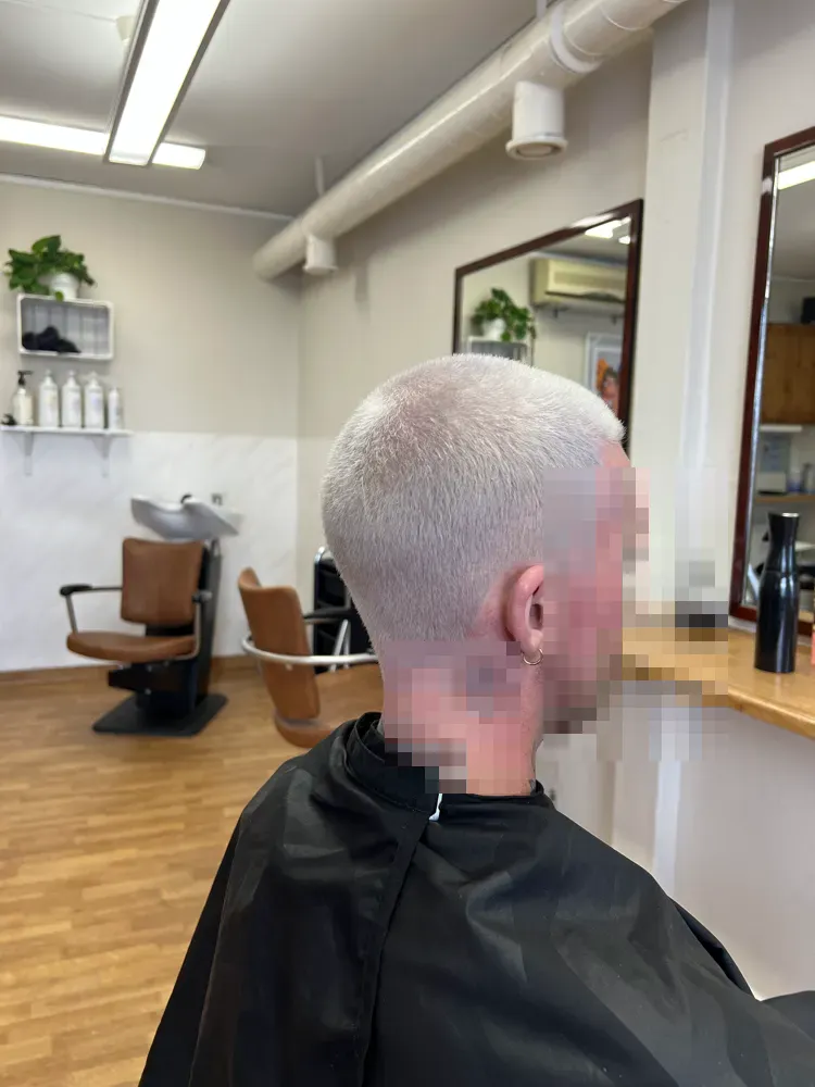 Efter: buzzcut och blekning till vitblont hos Hårverket i Emmaboda