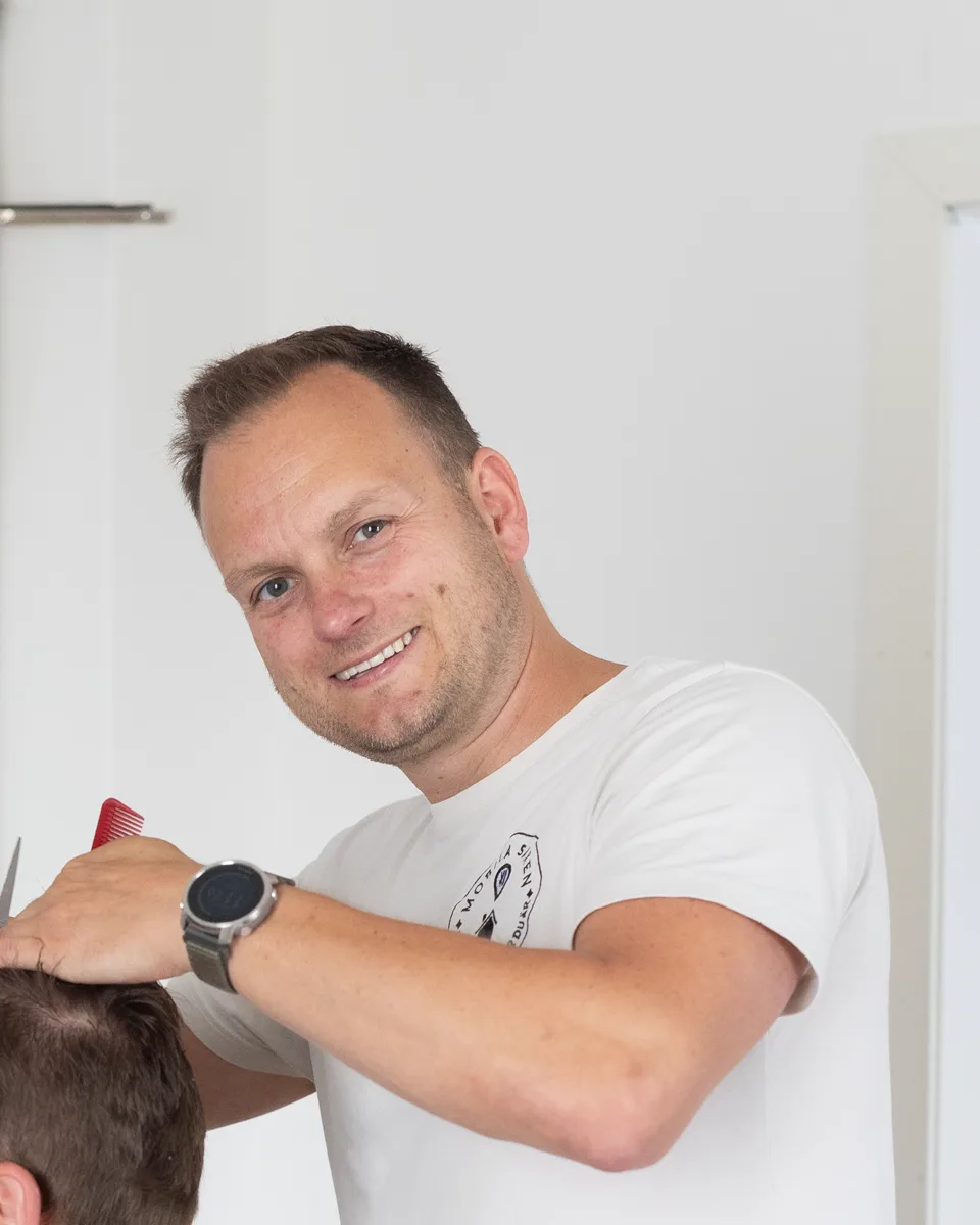 Frisör Marcel Kruse klipper en kund i Hårverket, Emmaboda